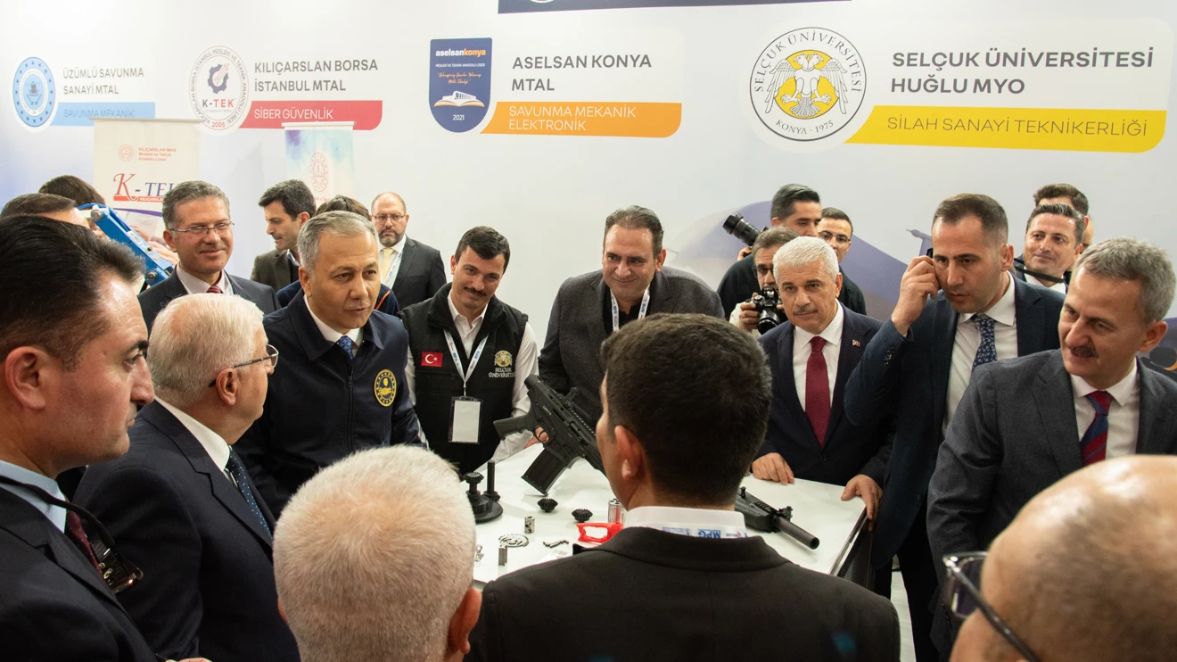 Bakanlar Yerlikaya ve Güler’den Selçuk Üniversitesi standına ziyaret